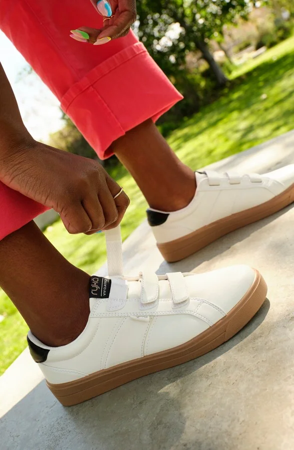 Viv 2 Classic Low Top Sneaker - Image 11