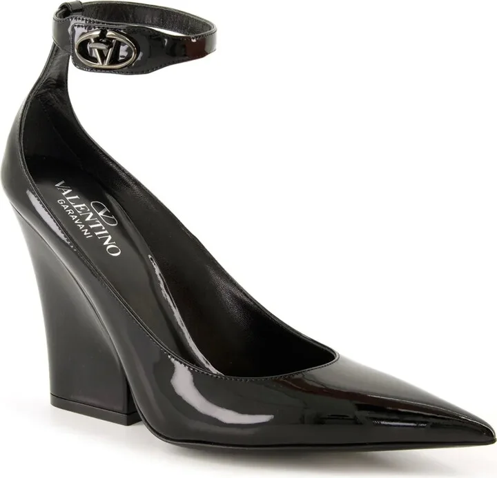 VLogo-plaque patent pumps - Image 2