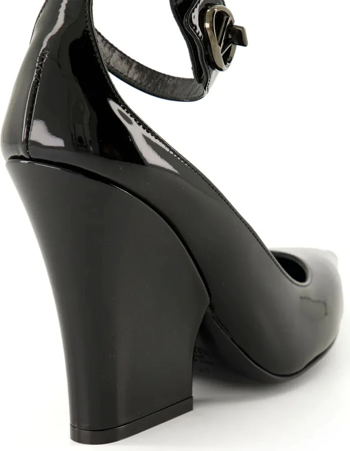VLogo-plaque patent pumps - Image 4