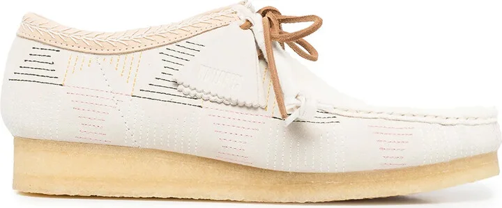 Wallabee lace-up fastening boots