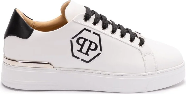 White Sneakers With Contrasting Heel Counter