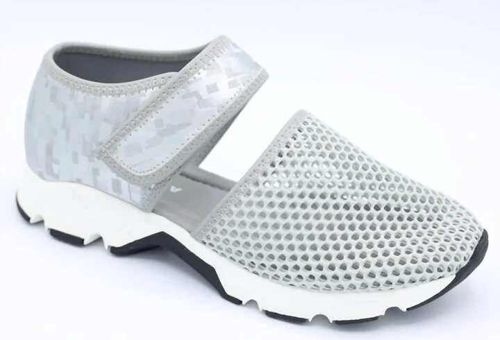 Women Easy Mesh Sneaker In Grey