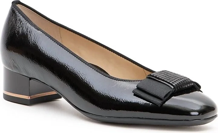 Women Garnet Crinkle Patent Leather Bow Pumps In Black/patent