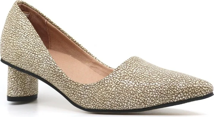 Women Oval Kitten Pump In Gold