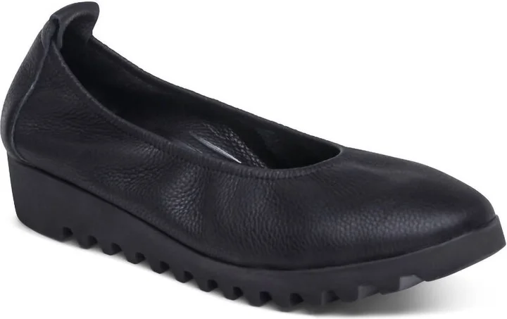 Women's Brianna Ballet Flat In Black
