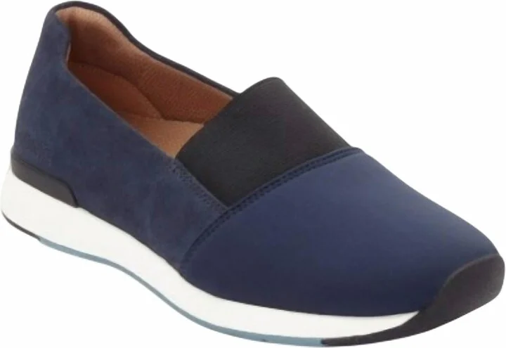 Women's Cameo Sneaker In Navy