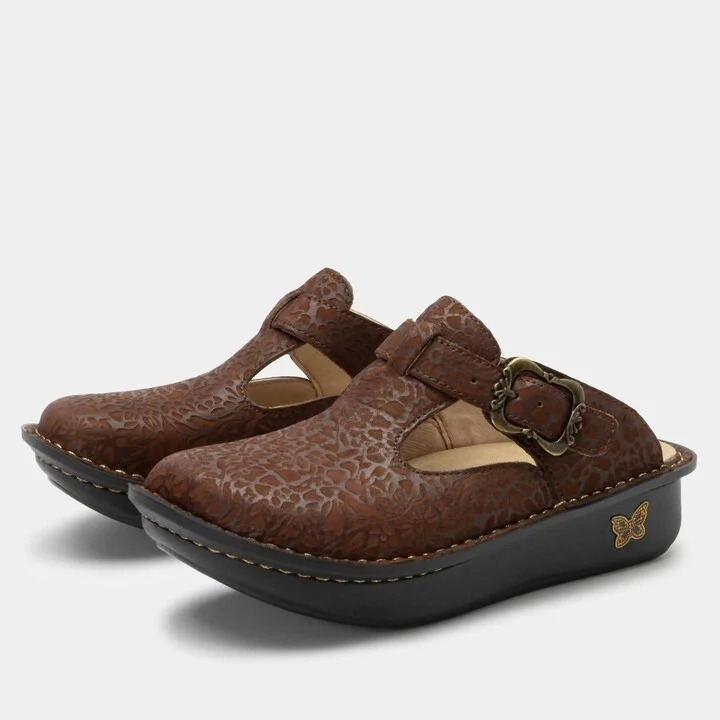 Women's Classic Shoe In Delicut Tawny
