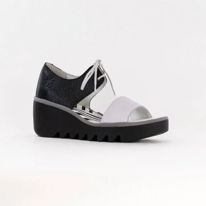 Women's Crossover Sandal In White/black