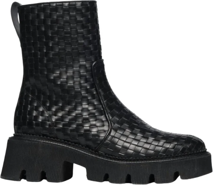 Women's Darla Lug Boot In Black