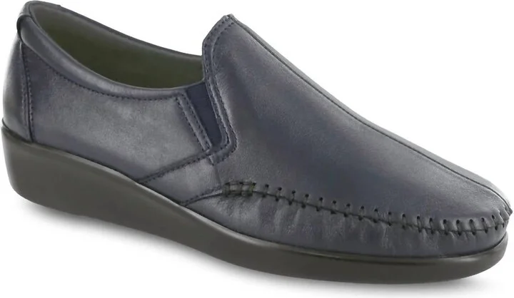Women's Dream Slip On Loafer - Medium In Navy