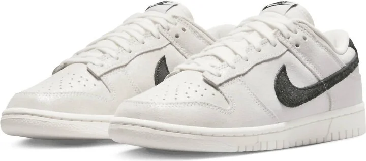 Women's Dunk Low Se Sneakers In White/black