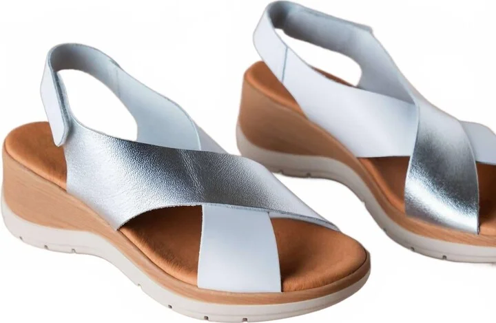 Women's Elena Sandal In White/silver