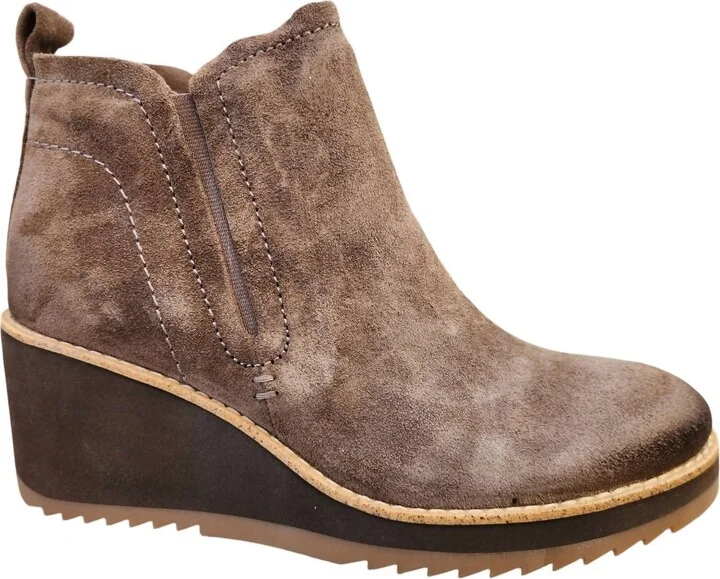 Women's Emeree Wedge Shoes In Mushroom Suede