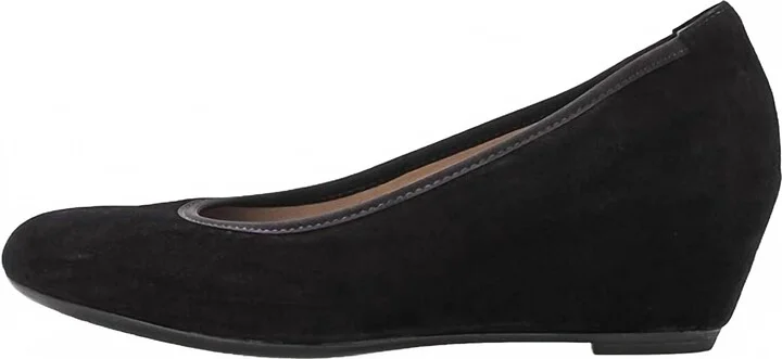 Women's Fantasy Pump In Black Suede