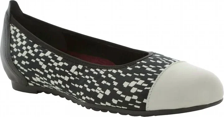 Women's Henlee Flats In Black/white