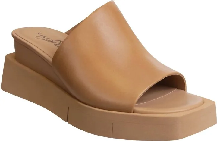 Women's Infinity Sandal In Camel