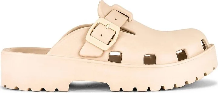 Women's Karlie Buckle Clog In Sand Dune