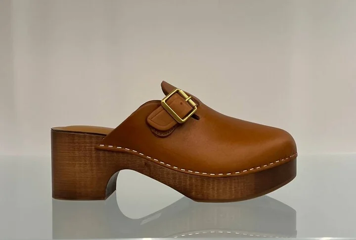 Women's Leather Clog In Tan
