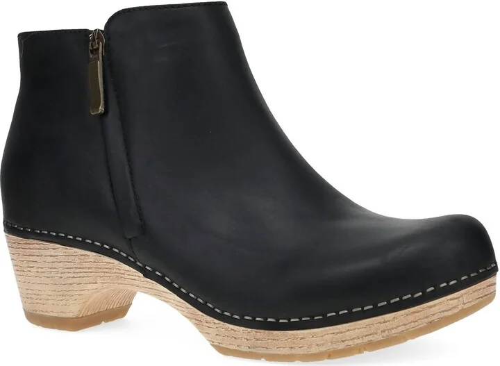 Women's Lizanne Bootie Clogs In Black Oiled