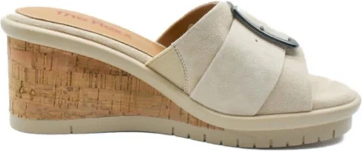 Women's Mara Sandal In Camoscio Sabbia