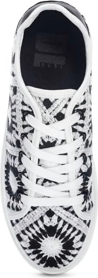 Women's Recreation Croche Sneakers In Black/white