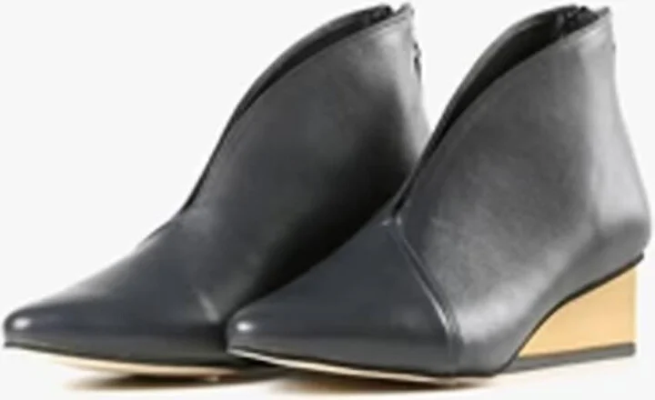 Women's Square Wedge Shootie In Black
