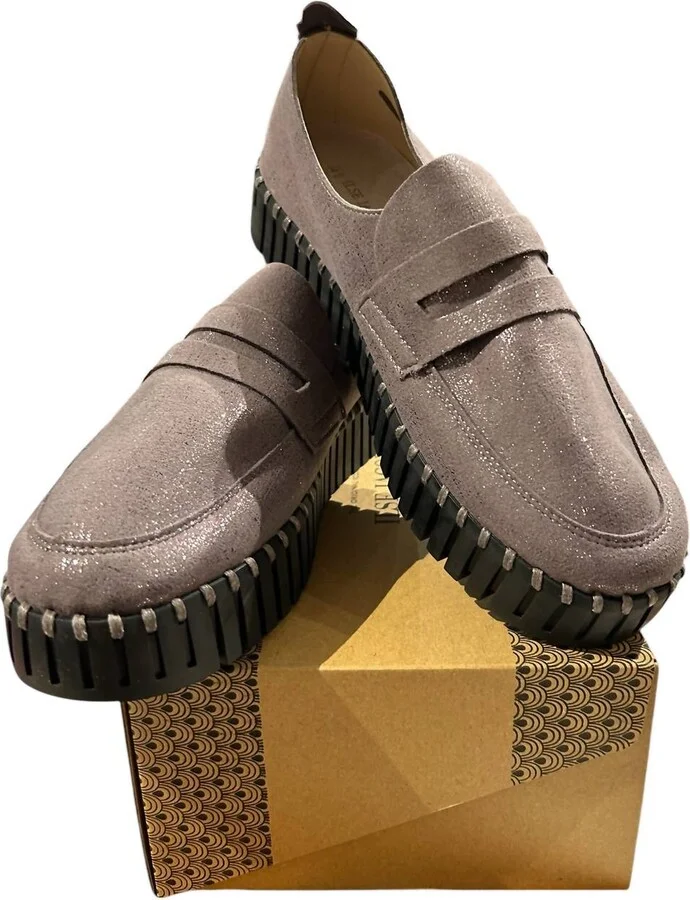 Women's Tulip Faux Leather Shoe In Grey Black