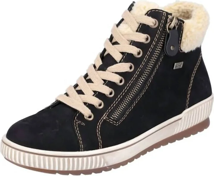 Women's Water Resistant Ankle Boot In Black