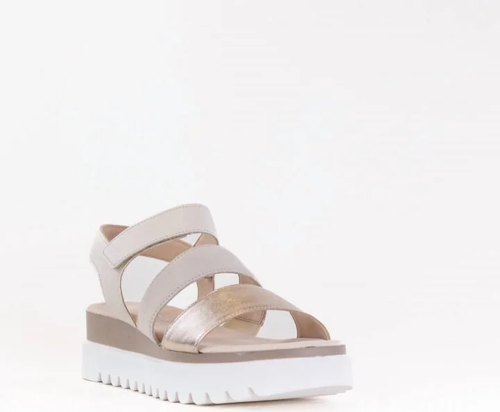 Women's Wedge Sandal In White/ Metallic