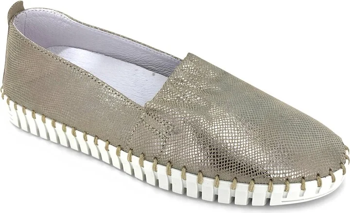 Women's Yvette Flat In Pewter