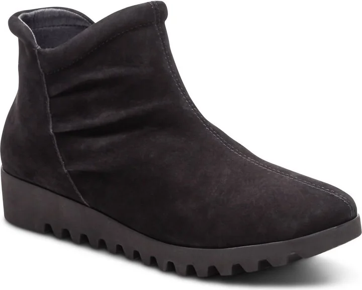 Women's Zoey Slip On Boot In Black