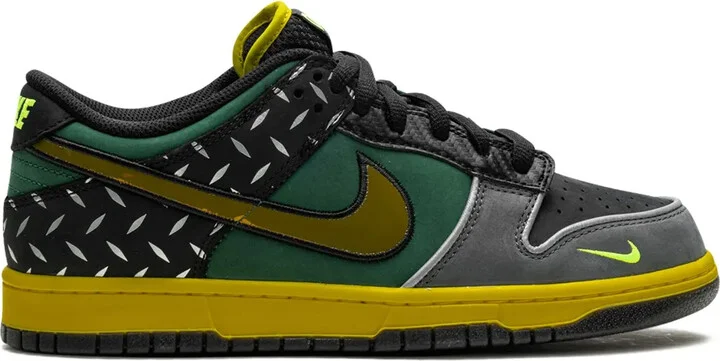 x DOAF Dunk Low "What The Duck- University of Oregon Home" sneakers