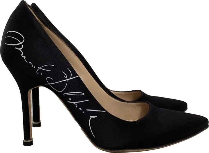 x Manolo Blahnik Signed Pointed Pumps in Black Satin