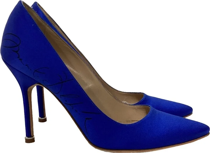 x Manolo Blahnik Signed Pointed Pumps in Blue Satin