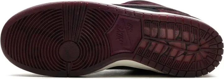 x Riot Skateshop SB Dunk Low "Mahogany/Dark Beetroot/Team Red/Sail/Night Maroon" sneakers - Image 4