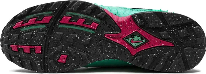 x Undefeated Air Humara sneakers - Image 5