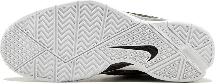 x Undefeated Kobe 1 Protro sneakers - Image 5