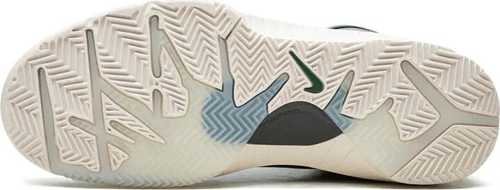 x Undefeated Kobe 4 Protro "Milwaukee Bucks" sneakers - Image 4