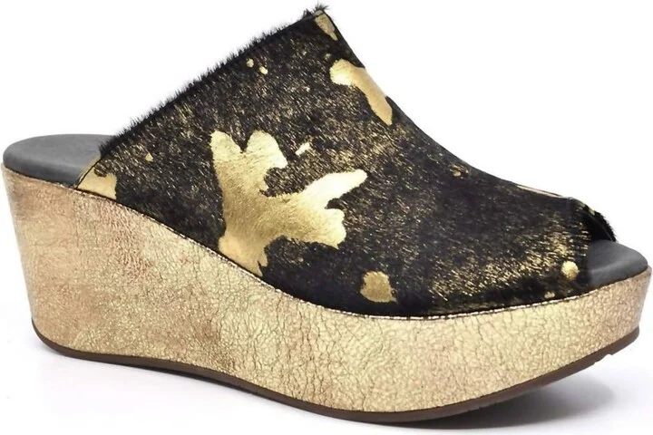 Yiona Wedge Sandals In Black Gold Calf Hair