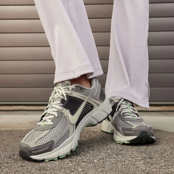 Zoom Vomero 5 Sneaker - Image 2